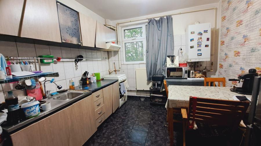 Apartament 3 camere, 65mp , semidecomandat, etaj 3, zona 1 Mai