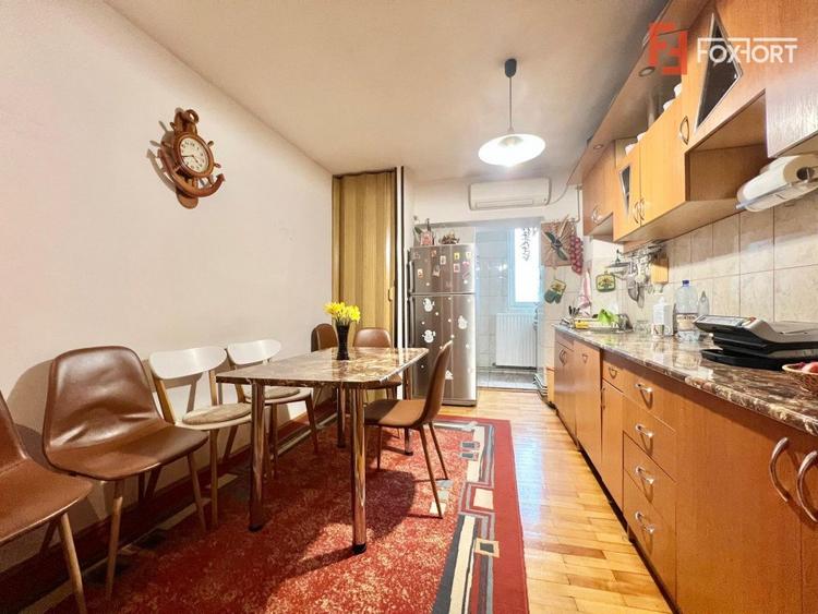 Apartament cu 3 camere, etaj 5 de vanzare, zona Lunei
