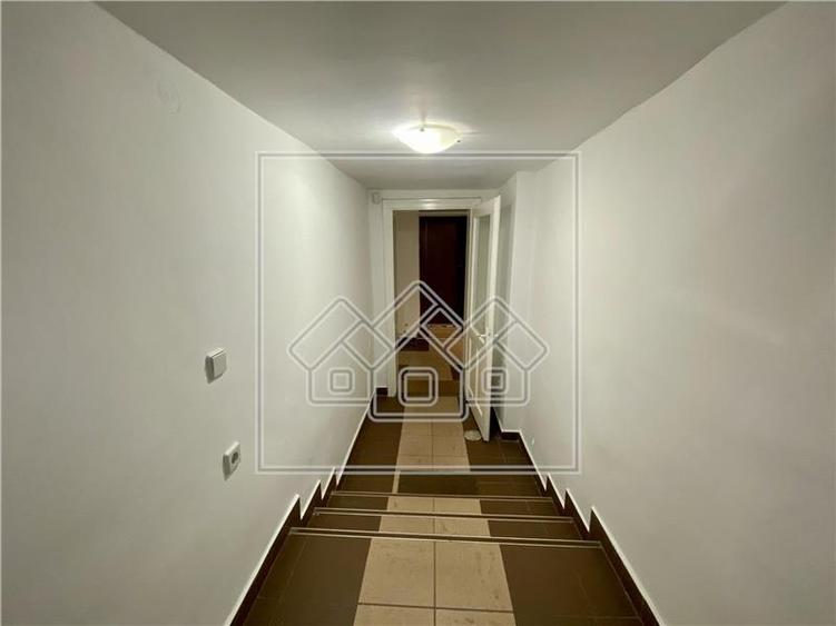 Spatiu comercial - 3 camere, vitrina la strada - zona Centrala
