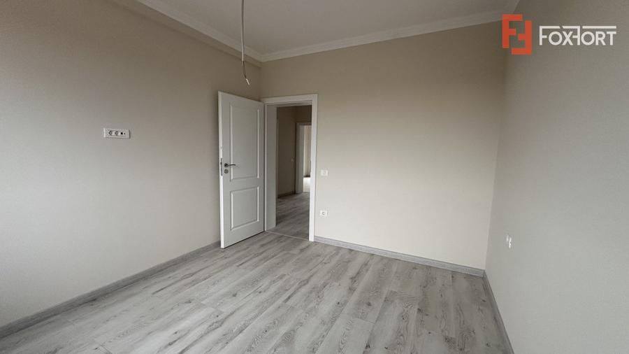 Duplex de vanzare cu 5 camere, despartit prin garaj, zona Giroc