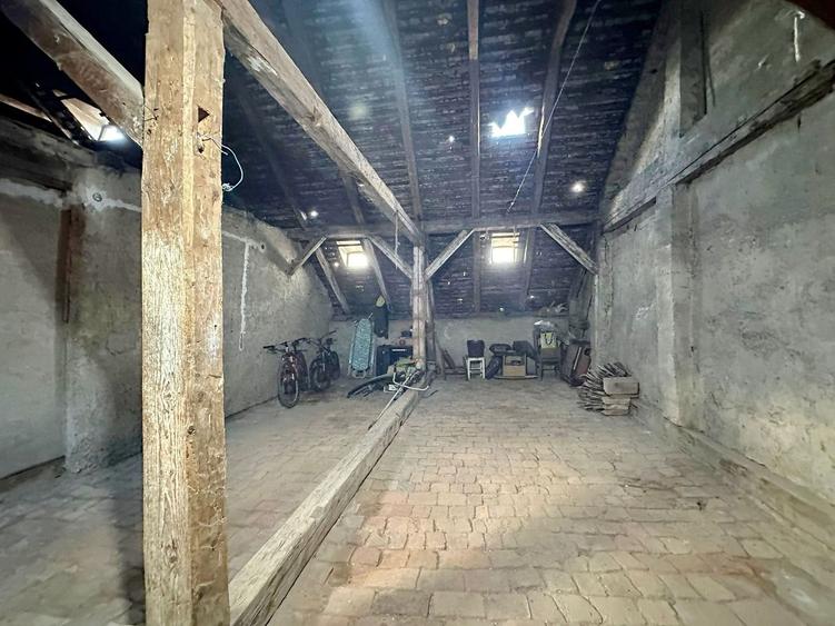 Apartament cu 3 dormitoare și curte, la 3 minute de Piața Sfatului