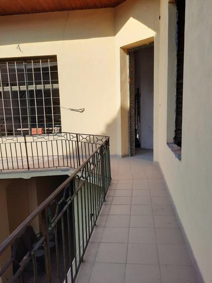 Cladire mixta cu spatii la parter si numeroase incaperi -central
