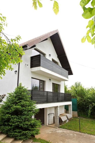 Vilă 5 dormitoare, 4 băi, 2 248mp teren, piscină. Preț: 229 000 E.