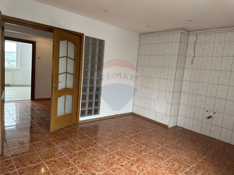 Apartament cu 4 camere de vânzare în zona Calea Romanului