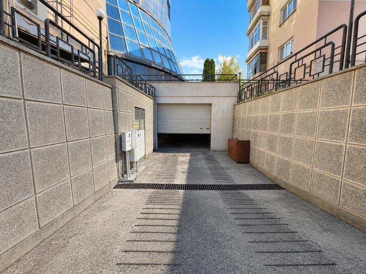 Spatiu 200 mpc de inchiriat in CITY CENTER Bacau – acces separat si parcare