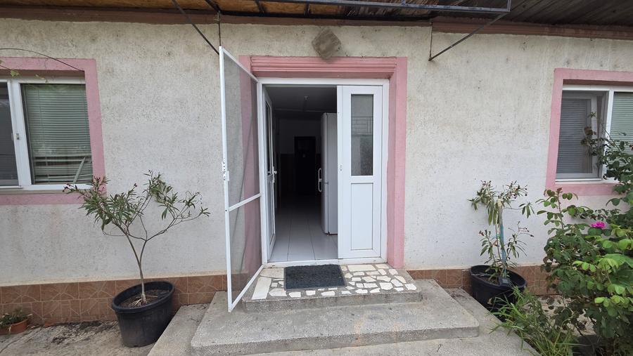 Schitu,casa si teren 547/17 stradal,3 minute de gara,pret 72000 euro