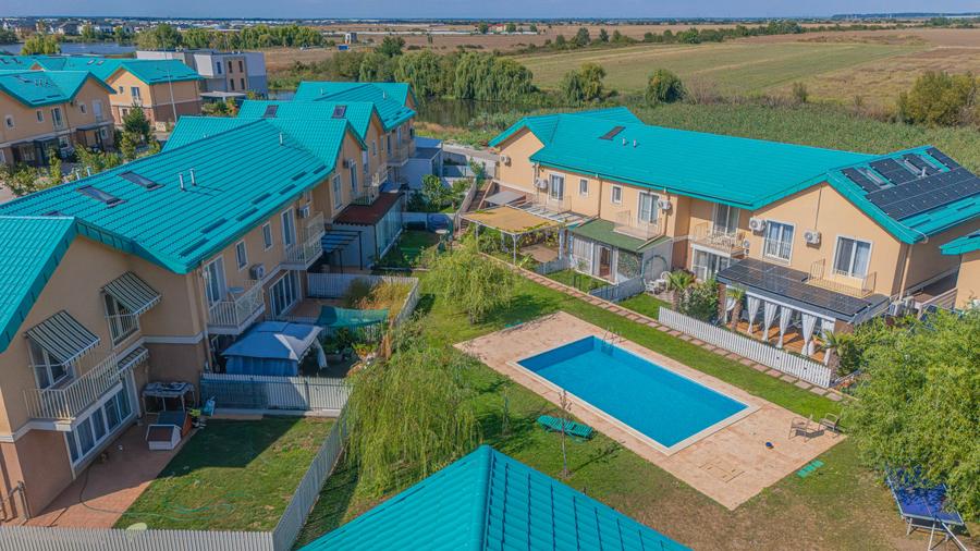 Locuință modernă, gata de mutare,cu terasă si curte proprii, acces la piscina