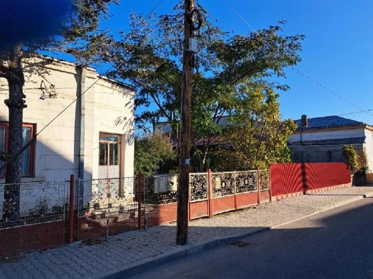 Oportunitate dezvoltare/constructie 2 proprietati Casa+teren 2200 m2,zona buna,