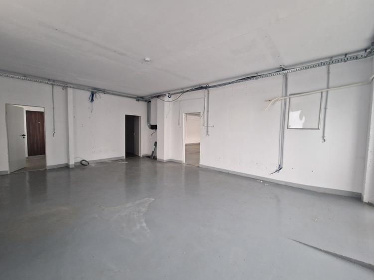 Spaciu comercial parter , bloc nou , 440 mp +Terasa si Locuri Parcare .