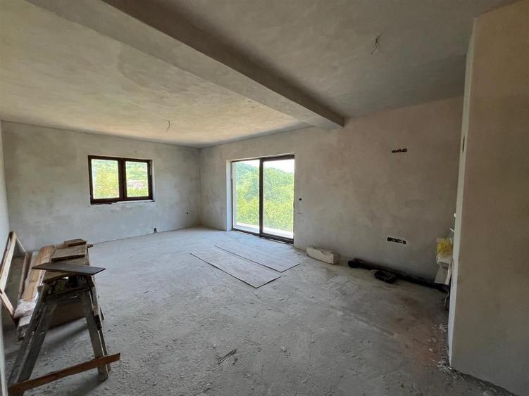 Casa semifinisata V. Ghinzii teren 18 arii