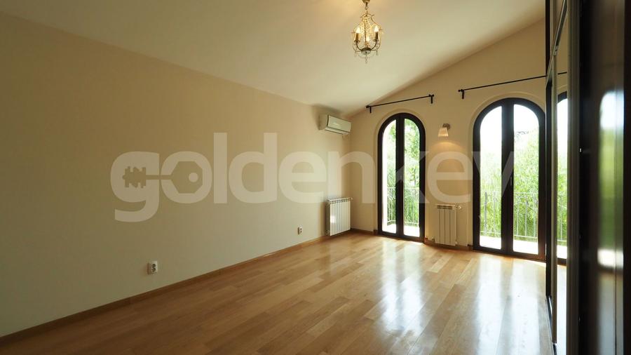 Vila individuala cu 5 camere, piscina exterioara si gradina amenajata