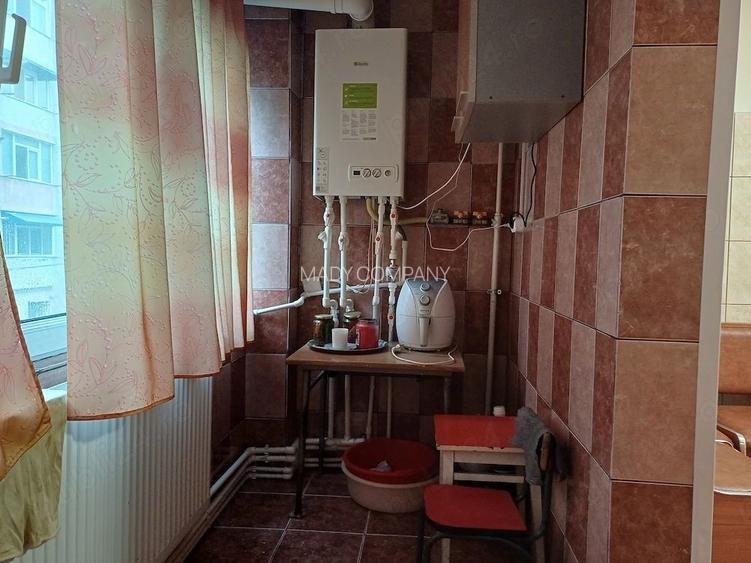 Apartamen cu două camere, decomandat, etaj 1 din 4, zona CET Constanța - 4