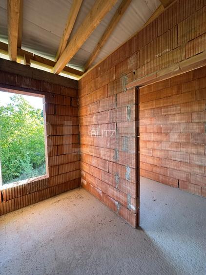 Casa la rosu, Demisol+Parter+Etaj, 223 mp, teren 10 ari - 12