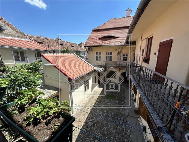 Apartament cu 2 camere, pivnita, pod, 63 mp utili, pret negociabil