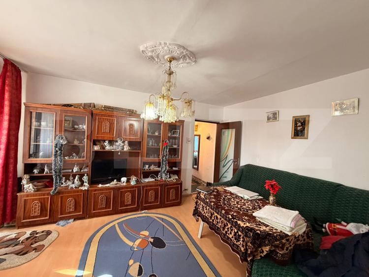 Apartament de 3 camere, semideocomandat, zona Cornitoiu