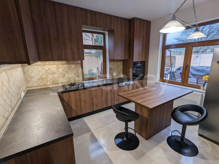 Vilă superba cu 8 camere, mobilata modern, piscina