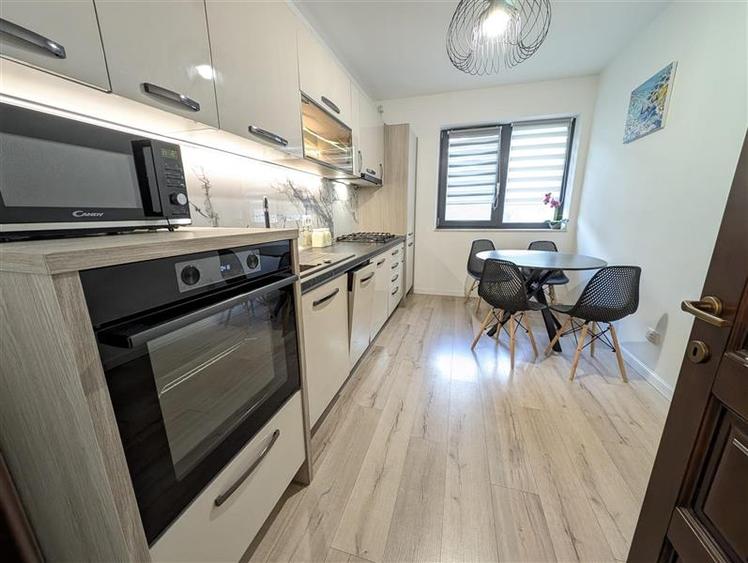 Bloc nou - langa Universitatea Bacovia - chirie 2 camere - mobilat si utilat com