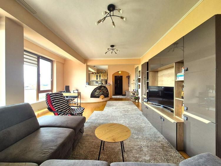 Tractoru, zonă liniștită de case, apartament spațios 3 camere cu garaj