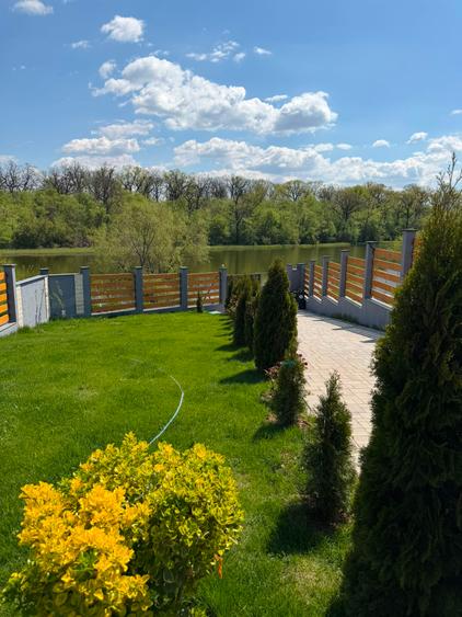 VILA ELEGANTA CU PISCINA INCALZITA SI IESIRE LA LAC