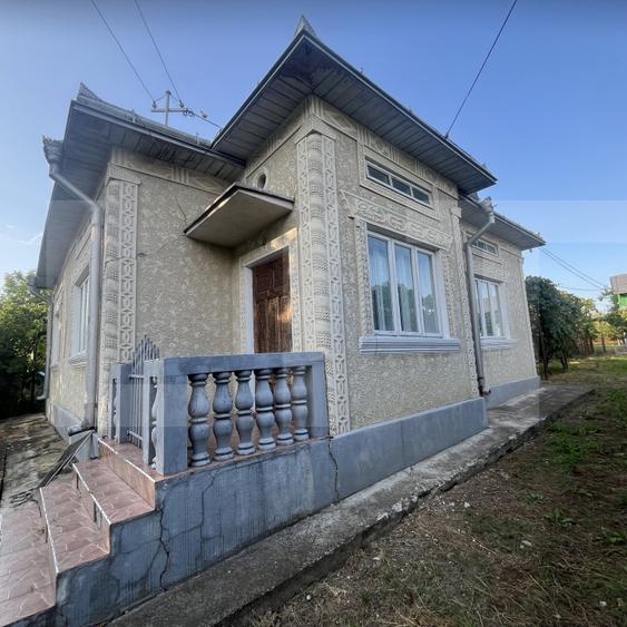 Casă din caramida, cu teren 5810 mp - Calinesti