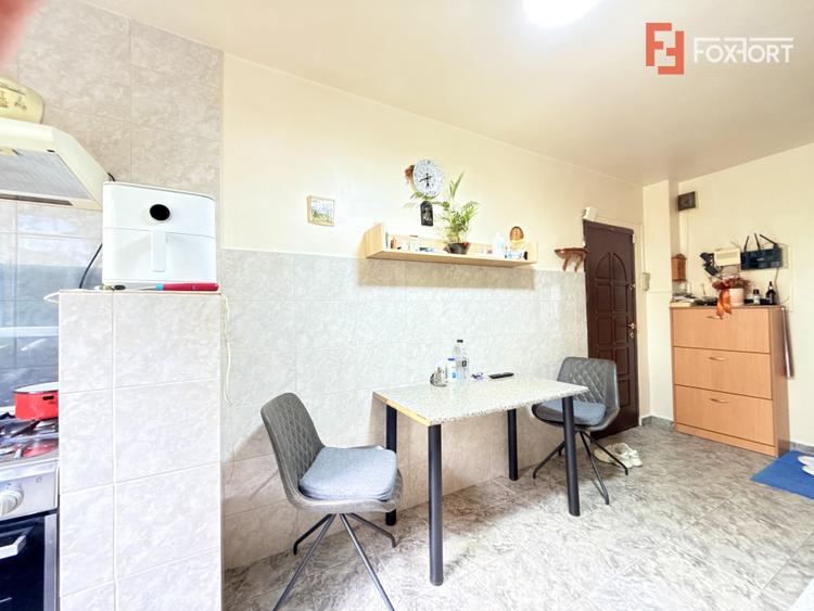 Apartament cu 3 camere, la etajul 1, de vanzare in zona Lipovei
