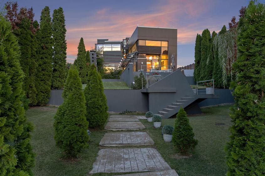 Vila Exclusivistă cu Deschidere la Lac, Piscină și Garaj pentru Barcă în Snagov