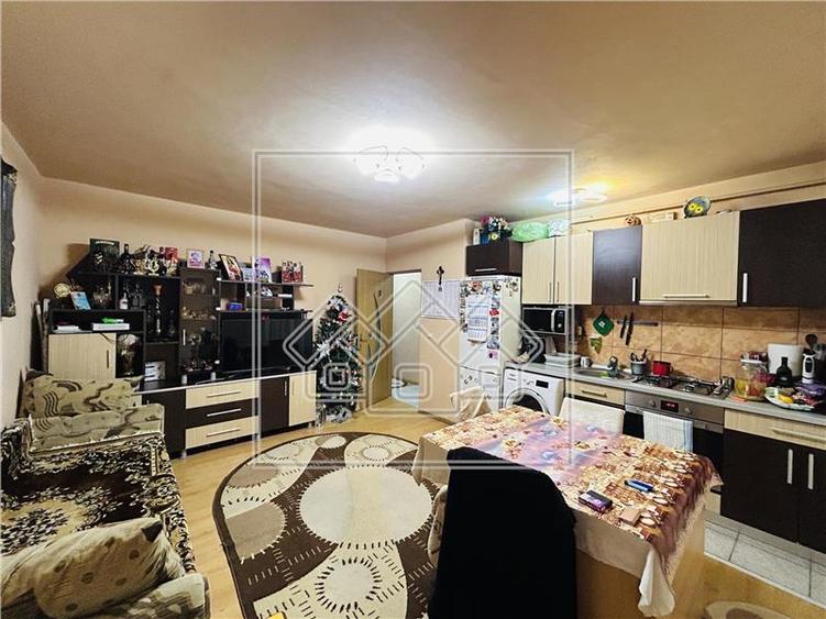 Ap cu 3 camere si balcon, etaj 1/2, Zona Gusterita, pret bun