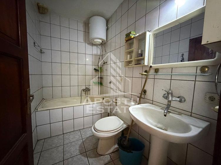 Casa individuala, cu 12 camere,5 bai, acces auto, teren 642, Girocului