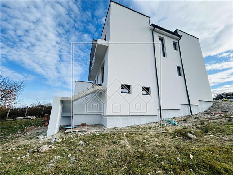 Casa cu teren 561 mp, predare la alb, in Cisnadie