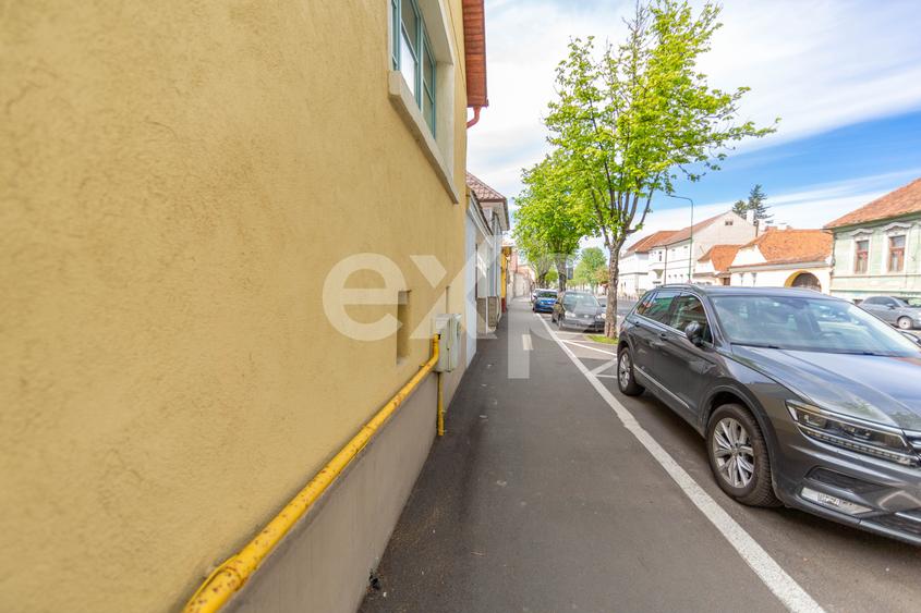 Corp de casă renovat, curte comună – Str. Lungă, Brașovul Vechi