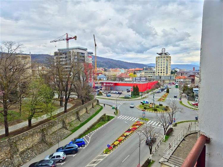 DE INCHIRIAT - 3 CAMERE, CENTRAL, BLOC CU LIFT