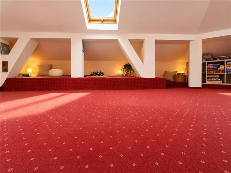 Spatiu cu personalitate: Vila pretabila pentru centru educational, 700 mp teren,
