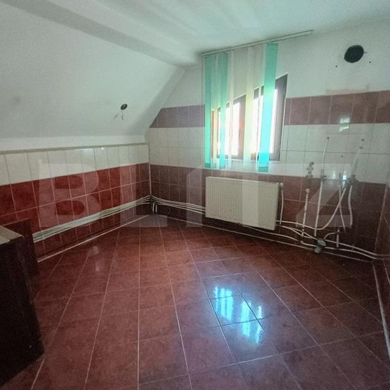 Casa cu 6 camere si garaj pretabil afacere zona Malu Rosu