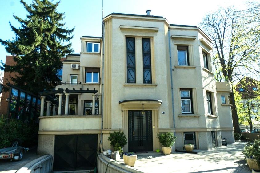 Apartament cu 6 camere si terasa, in vila Art Deco, in Capitale!