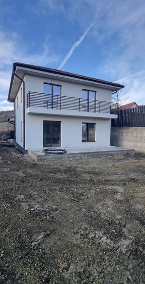 Casă de vânzare în Dezmir locație liniștită, compartimentare practică