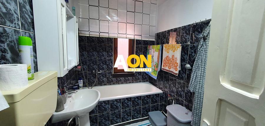 Casa cu 7 camere, 2 spatii comerciale, pretabila pt. birouri, Centru