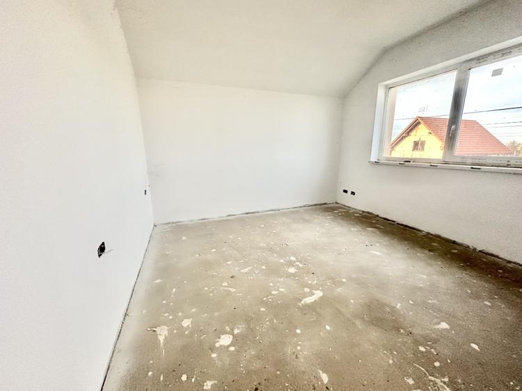 Duplex cu 3 camere - Curte generoasa 443 mp - Mosnita