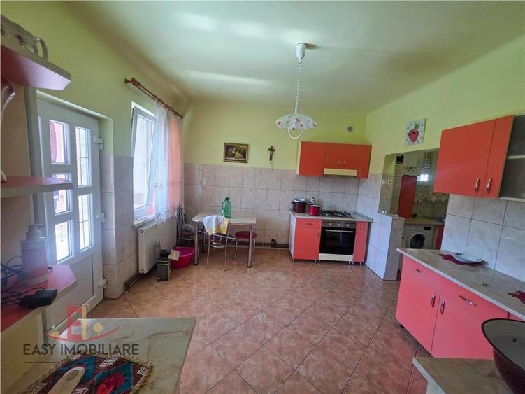 Casa de vanzare, Voiniceni, 10 arii, pivnita, 2 bucatarii, spre Unirii, Mures