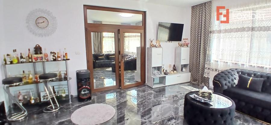 Casa individuala cu 6 camere Parter + 1 Etaj in Comlosu Mare