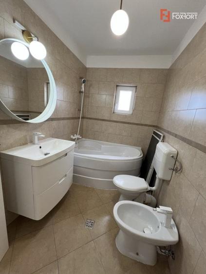Apartament cu 3 camere, de vanzare, zona Dambovita