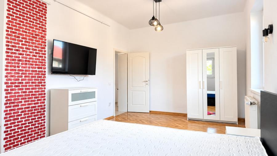 Liniște și intimitate în zona centrală–Apartament in vila, garaj+demisol
