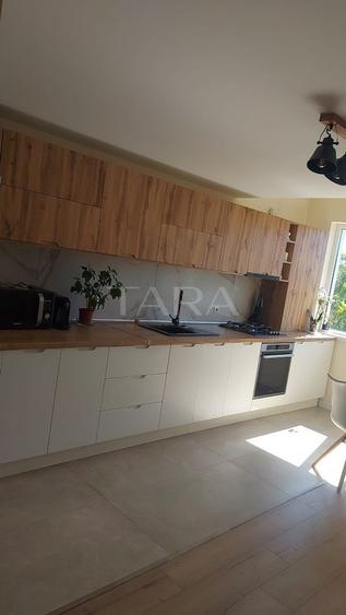 Apartament spațios, pe două niveluri, pregătit pentru mutare.