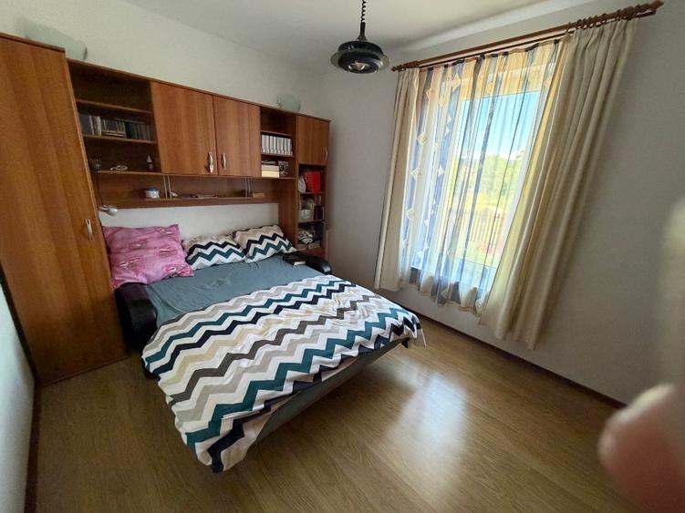 Vand proprietate doua case, magazie, gazon, livada, gradina