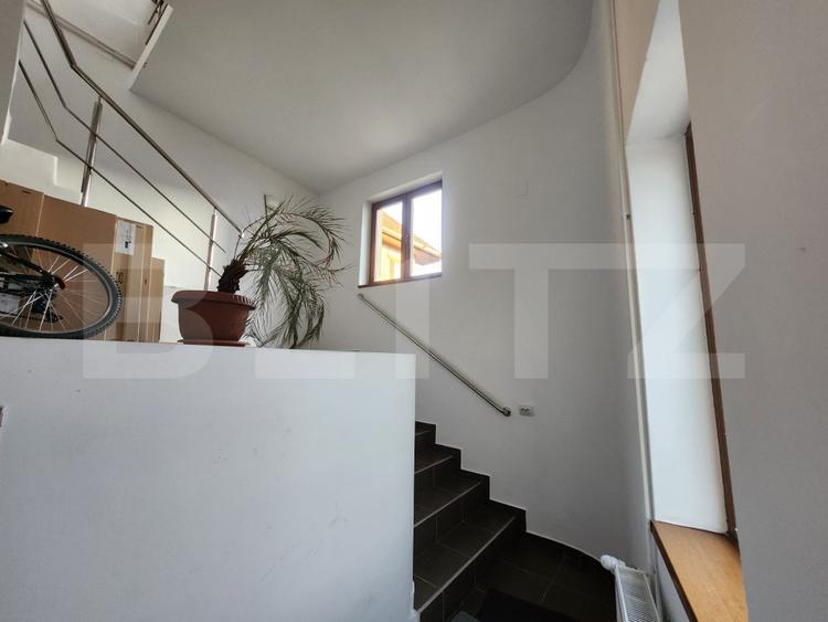 Casa 3 camere,200 mp utili, si anexa,zona Centru