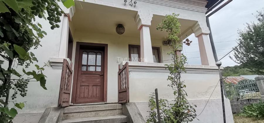 Vand casa la curte cu 2 cladiri anexe si teren