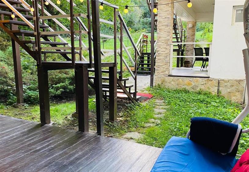Teren premium cu 2 căsuțe în copac active în regim turistic