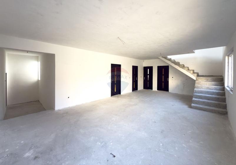 Casă / Vilă cu 8 camere de vânzare în zonă centrală - Urlati