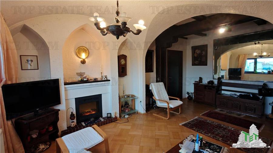 Apartament de 3 camere ultracentral, 2 intrari, lift cu acces privat, pod pentru