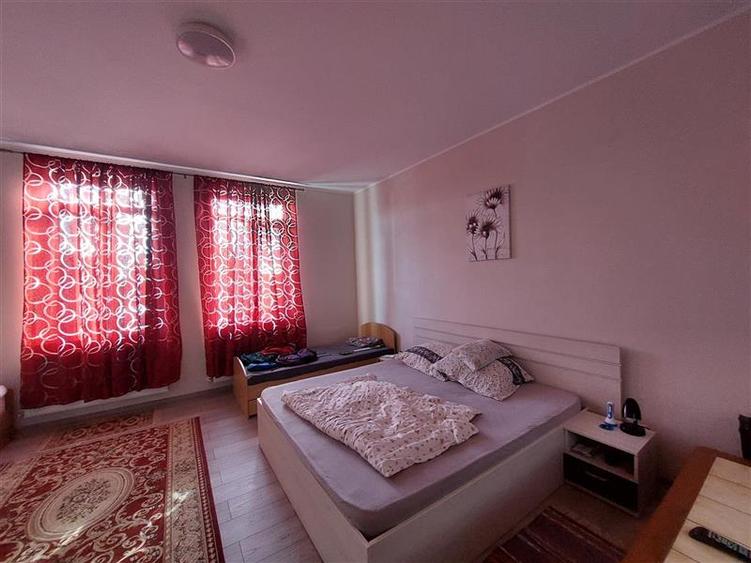 Casa mare, cu teren generos, pentru locuit sau afacere, in Santana