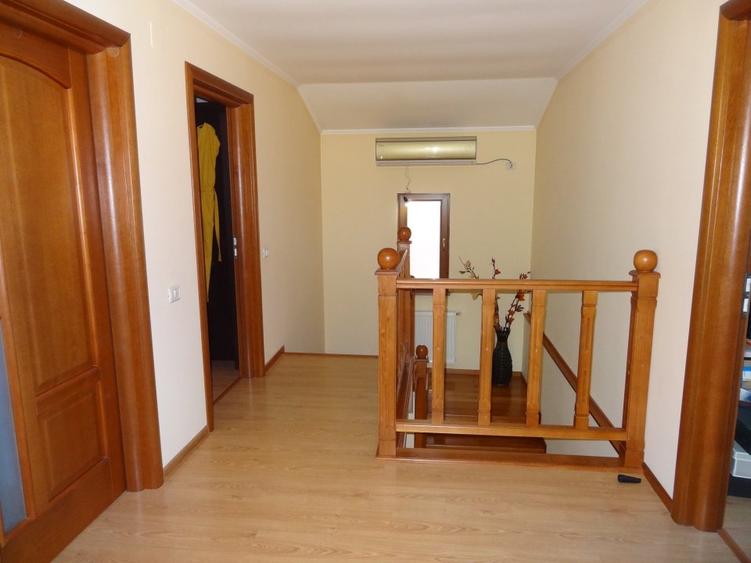 Valu lui Traian Vila 5 camere cu curte.